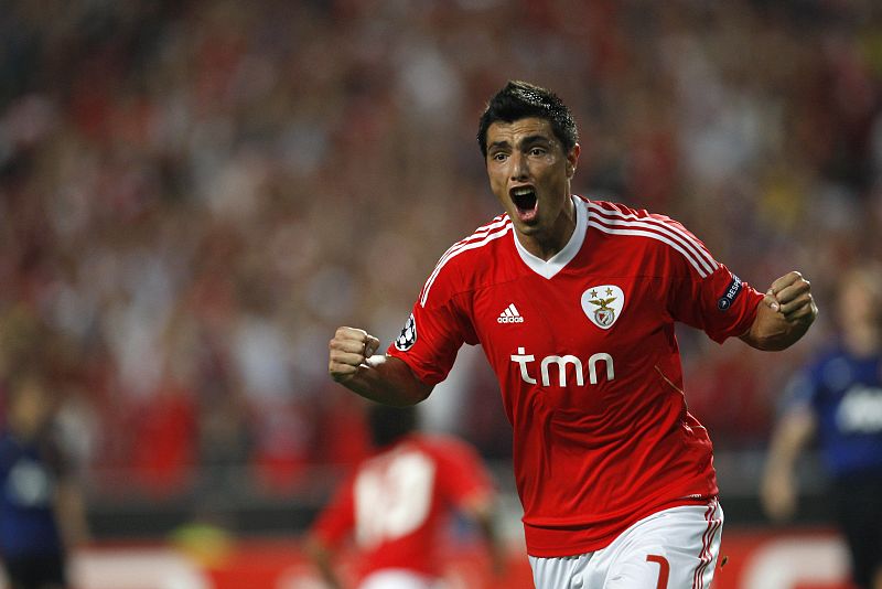 Oscar Cardozo, del Benfica, celebra su gol ante el Manchester United