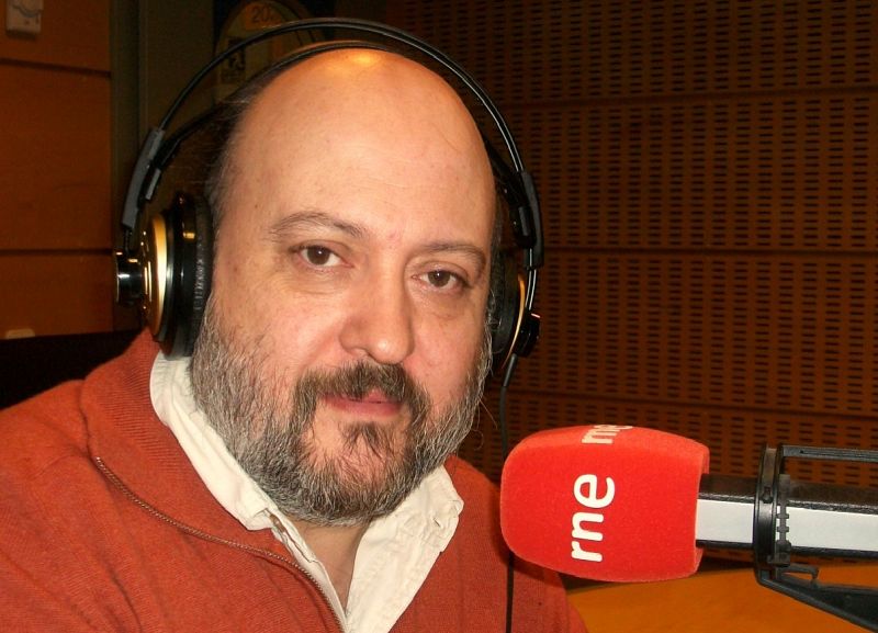 Sacha Hormaechea lleva toda su vida dedicándose al periodismo fotográfico, el cine y la cocina, aunque es sobre todo esta última le tiene más ocupado. Ha heredado de sus padres su pasión por los fogones y el restaurante que lleva su nombre.