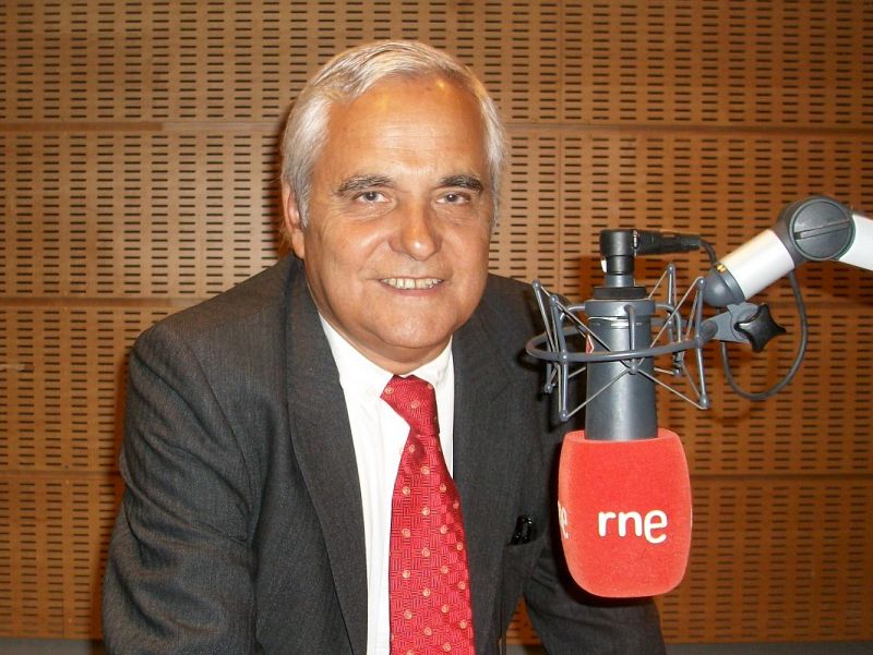 Juan Cruz se dedica desde los 13 años al periodismo, profesión en la que se ha convertido en un referente gracias a su vínculo con el periódico 'El País', en cuya fundación tomó parte y del que ahora es director adjunto.