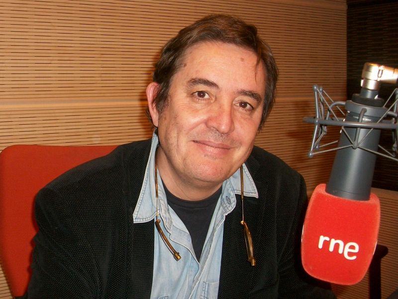 Luis García Montero es probablemente el mejor poeta español vivo. Autor de once poemarios y varios libros de ensayo, cuenta entre otros con el Premio Nacional de Literatura y el Premio Nacional de la Crítica.