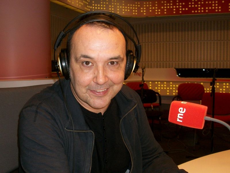 Fernando Martín se inició en el mundo de la interpretación, pero poco a poco acabó en el de la música. Tras grabar varios discos con el grupo Desperados, lleva años como crítico musical.