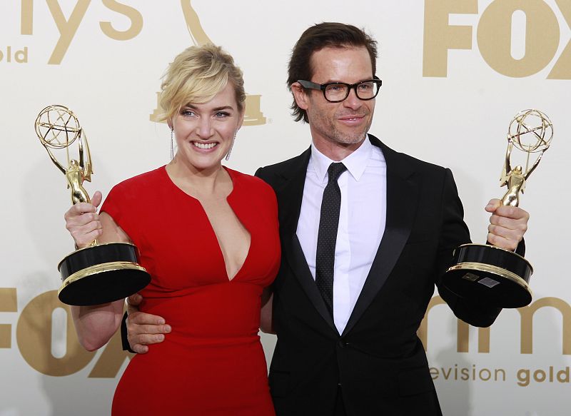 Kate Winslet and Guy Pearce hold their awards at the 63rd Primetime Emmy Awards in Los Angeles