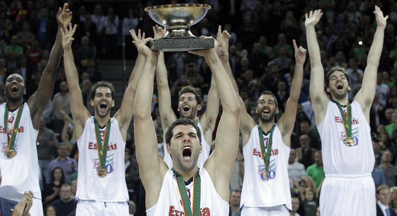 El pívot de la selección española Felipe Reyes levanta el trofeo que acredita a la selección española como campeona de Europa, al término del partido de la final del Europeo 2011 en el que España ha derrotado a Francia por 98-85.