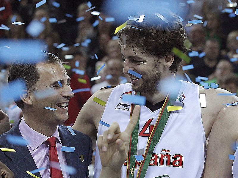 El príncipe de Asturias, don Felipe, dialoga feliz con el pívot de España, Pau Gasol (d), tras la proclamación de la selección española como campeona de Europa