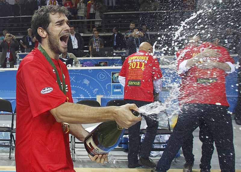 El base de España José Manuel Calderón celebra con cava la proclamación de la selección española como campeona de Europa, al término del partido de la final del Europeo 2011 en el que España ha derrotado a Francia por un resultado de 98-85.