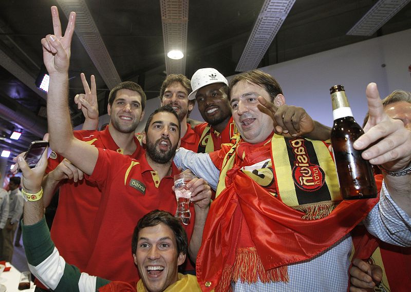 Los jugadores de la selección española de baloncesto Felipe Reyes, Pau Gasol, Serge Ibaka y Juan Carlos Navarro, tras conseguir el título de campeones de Europa al derrotar a Francia en la final de Kaunas (Lituania) por 98-85.