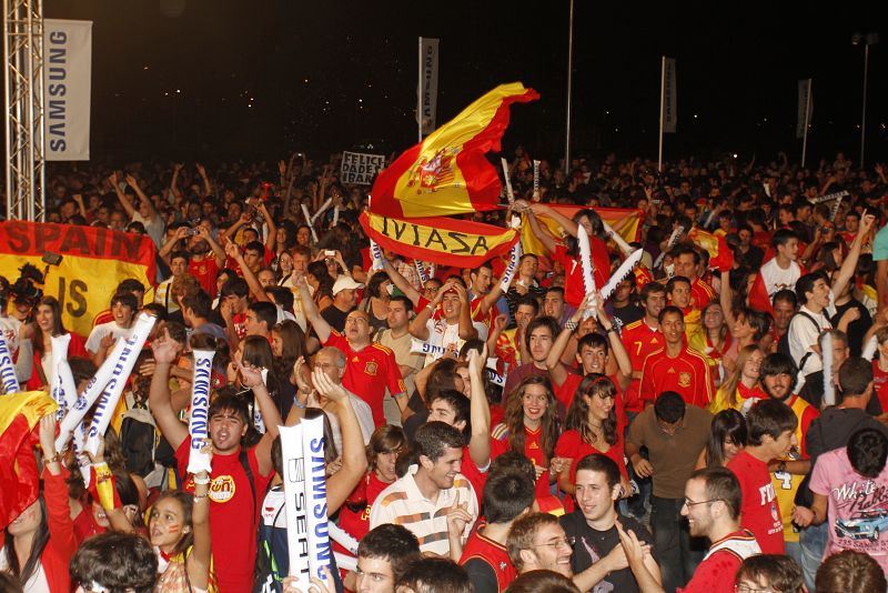 Miles de seguidores de la selección española de baloncesto se han reunido en la explanada del Puente del Rey, en Madrid, para animar al combinado nacional en la final del Europeo 2011 ante Francia, disputada esta noche en Kaunas (Lituania).