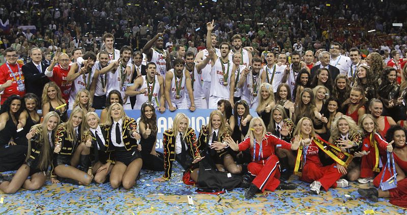 Foto de familia de los jugadores, cuerpo técnico, animadoras y miembros de la Federación Española de Baloncesto tras la proclamación de la selección española como campeona de Europa