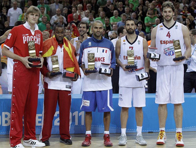 De izquierda a derecha, el alero ruso Andréi Kirilenko, el base de Macedonia Bo McCalebb, el base de Francia Tony Parker, el alero de España Juan Carlos Navarro y el pívot español Pau Gasol, posan tras recibir el trofeo que les acredita como quinteto