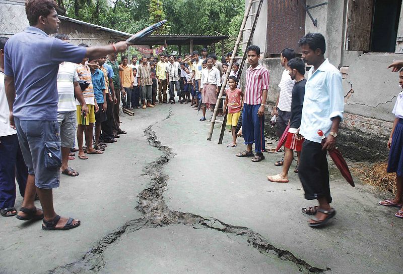 Vecinos de Calcuta (India) rodean una gran grieta que surgió en el suelo tras el terremoto