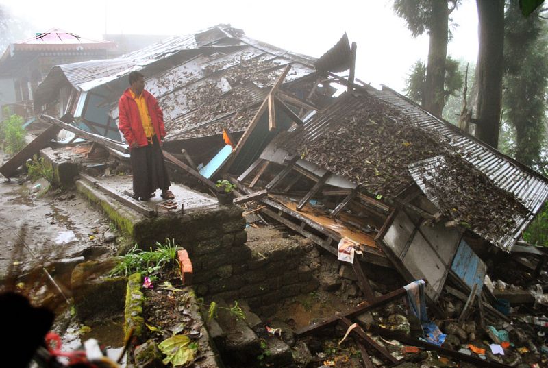 Un monje budista observa los daños en el monasterio de Enchey, en Gagtok