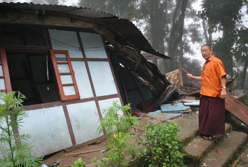 Parte de este monasterio budista de Enchey, en Gangtok (India) se ha venido abajo