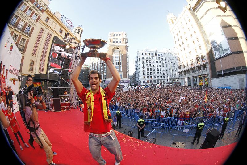 LA SELECCION RECIBE EN MADRID EL HOMENAJE DE LA AFICIÓN