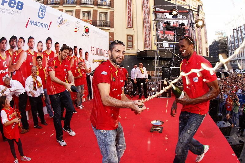 LA SELECCION RECIBE EN MADRID EL HOMENAJE DE LA AFICIÓN