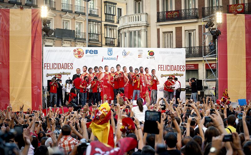 LA SELECCIÓN RECIBE EN MADRID EL HOMENAJE DE LA AFICIÓN