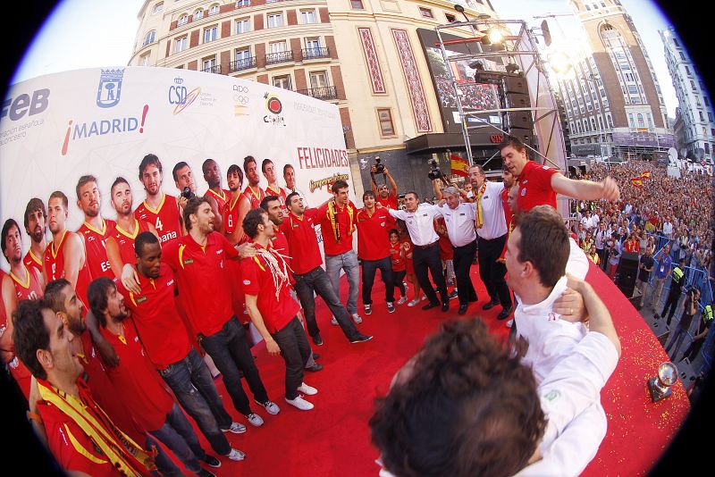 LA SELECCION RECIBE EN MADRID EL HOMENAJE DE LA AFICIÓN