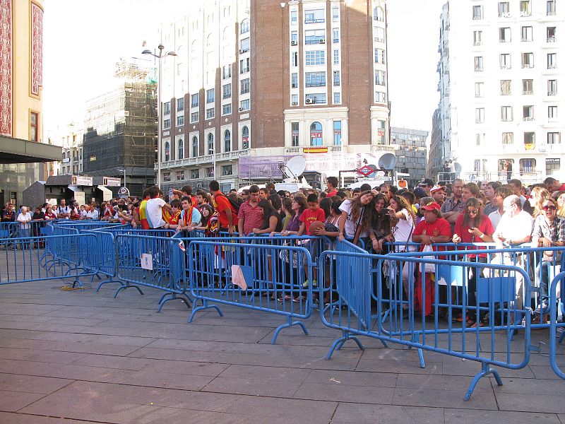 Aspecto de la Plaza de Callao a media hora de la llegada de los campeones