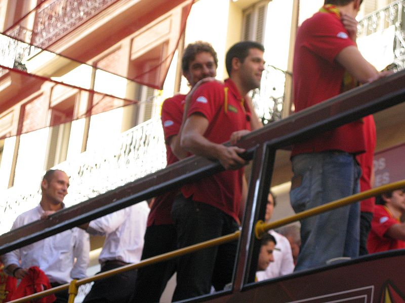 Pau Gasol arropa a Felipe Reyes con un abrazo
