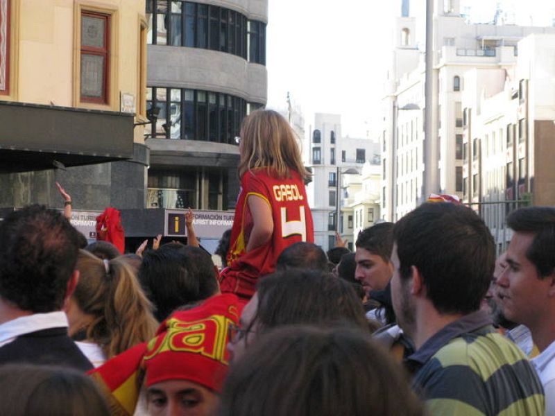 Una niña con la camiseta de Gasol a hombros de su padre