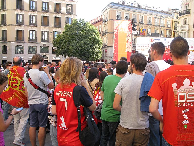 Una aficionada con la camiseta del MVP Navarro en la Plaza de Callao