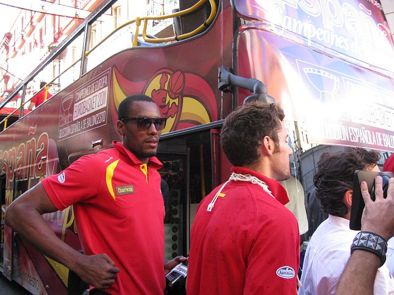 Ibaka, con gafas de sol, y Rudy, aún con la red de la canasta de la final al cuello