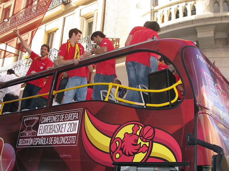 Pau Gasol bailando el "Todos los días sale el Sol" desde el autobús