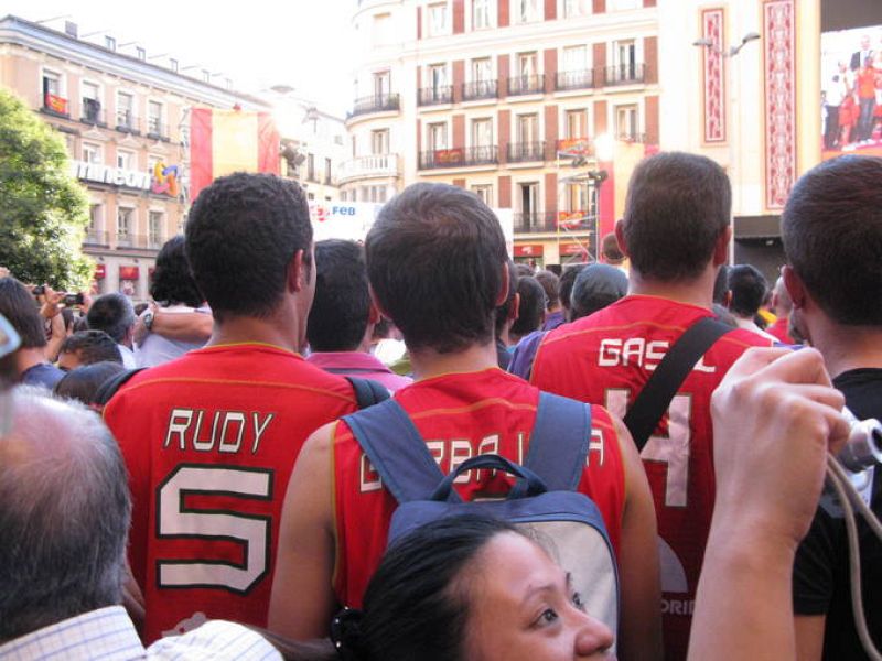 Tres aficionados con camisetas de Rudy, Gasol y el ausente Garbajosa