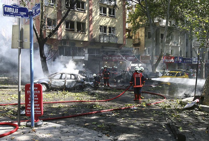 Los bomberos sofocan el incendio que la explosión ha generado