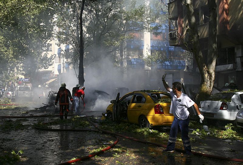 Vista del incendio que ha generado en el barrio la explosión