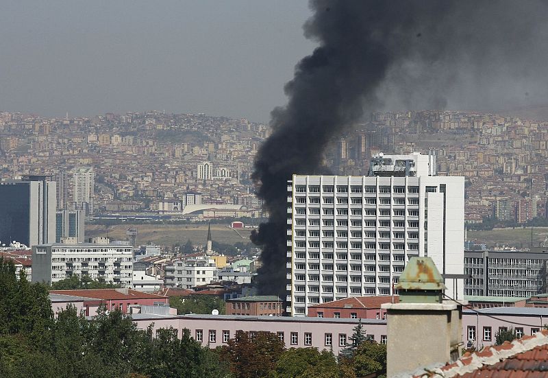 Vista de la columna que se ha generado momentos después de la explosión