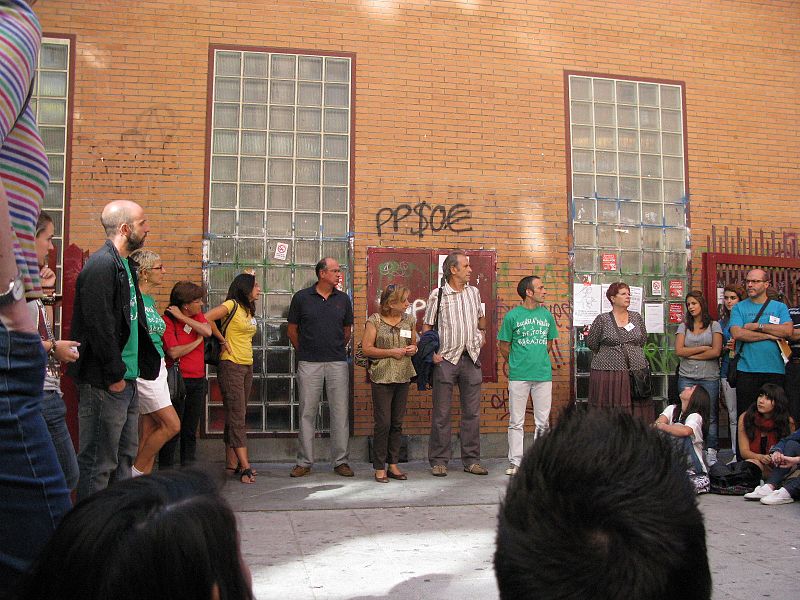 Los profesores del instituto han celebrado una asamblea a las puertas del centro