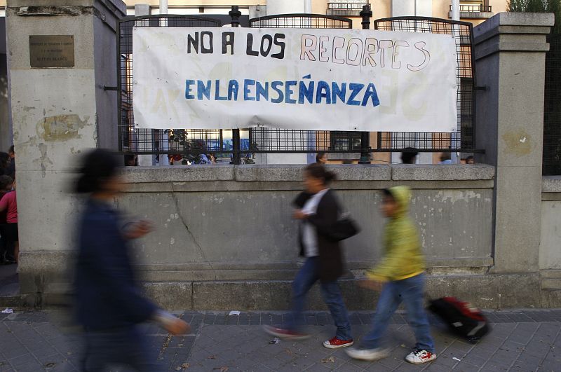 En otro instituto de secundaria en Madrid se puede leer en un cartel "no a los recortes en la enseñanza"