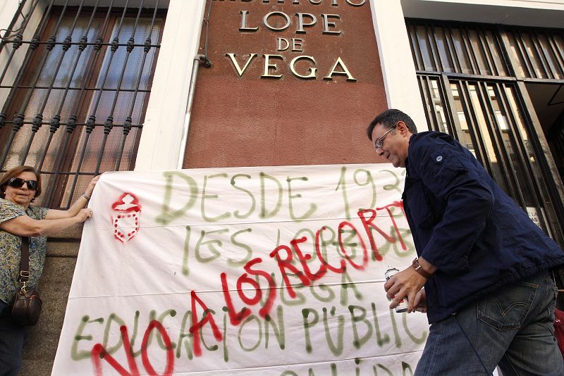 Dos profesores colocan una pancarta contra los recortes en otro instituto de Madrid