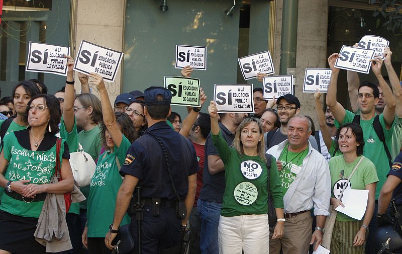 Decenas de 'profes' se reúnen frente al IES Fernando el Católico de Madrid