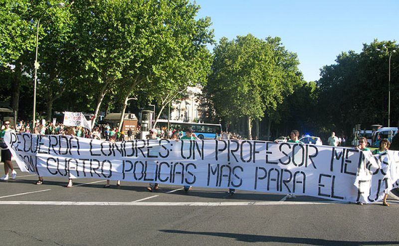 Una pancarta relaciona los disturbios de Londres con los recortes en educación