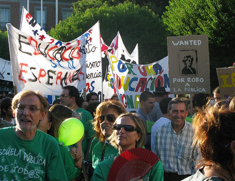 Pancartas de profesores, padres y alumnos inundan la primera jornada de manifestaciones