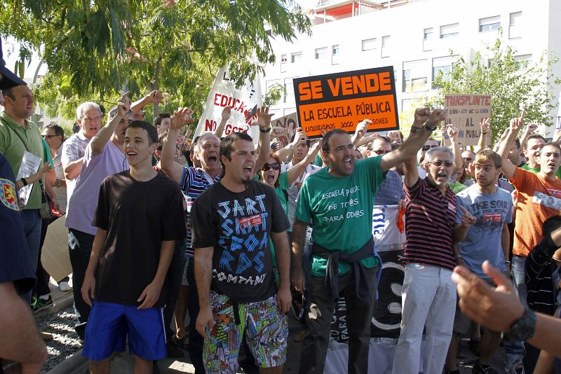 Aguirre, objeto de las protestas en Torrejón