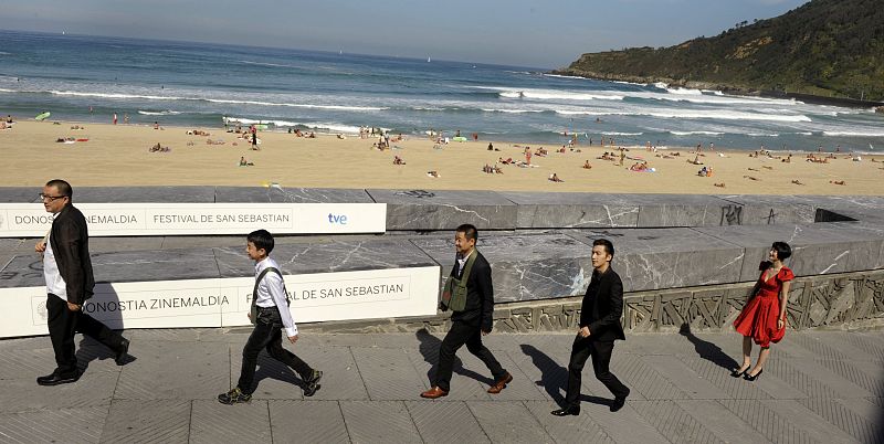 El drector Wang Xiaoshuai y los protagonistas de '11 Flowers'