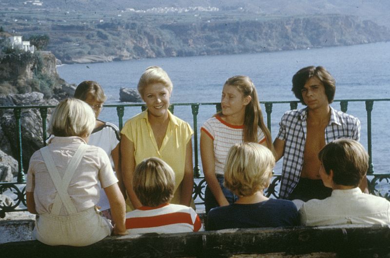 Julia con la pandilla frente al mar de Nerja.