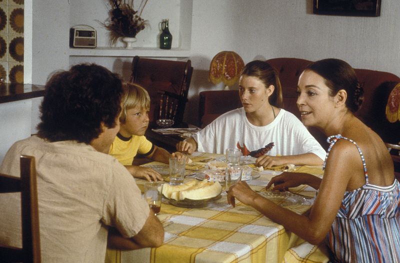 Bea y Tito comen con sus padres