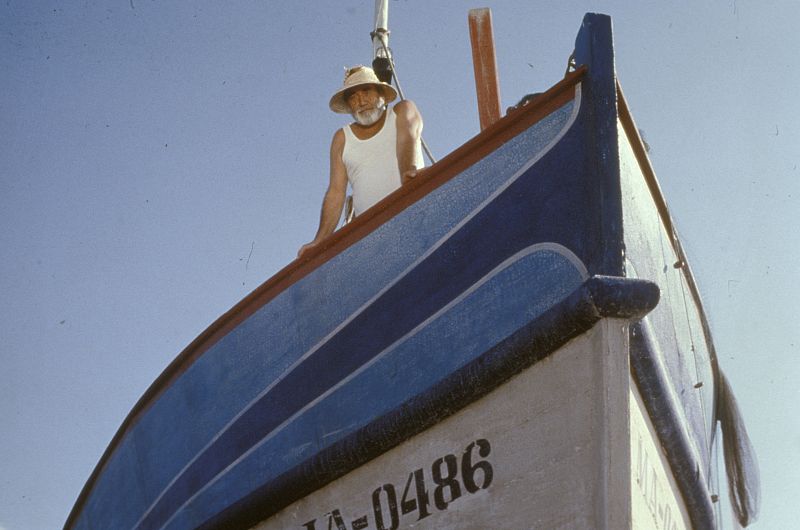 Chanquete asomado a la cubierta de 'La Dorada'