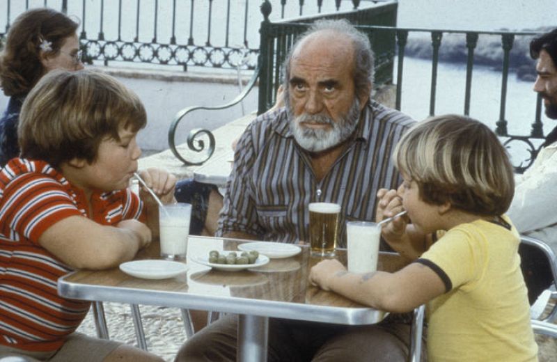  Chanquete sentado en una terraza con 'Piraña' y Tito