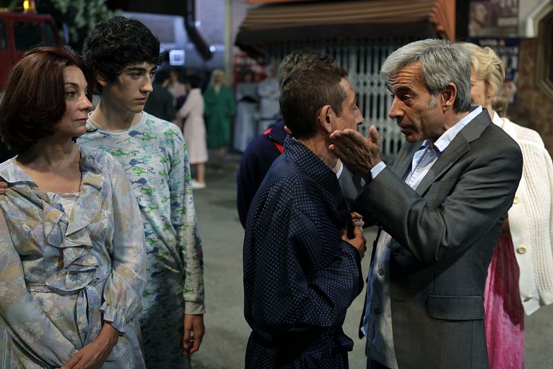 Desi guardaba en el interior de su tienda las máquinas de marcianos que había comprado a medias con Miguel. Tras el incendio, lo pierden todo.
