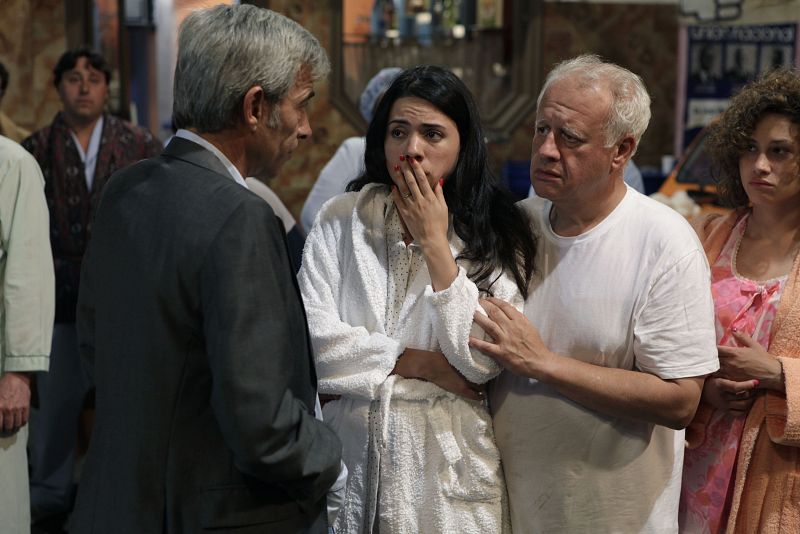 Antonio consuela a Miguel y Paquita y les invita a pasar unos días en casa.