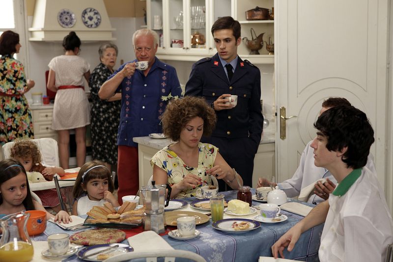 Desi y su familia también pasan unos días en casa de los Alcántara, hasta que rehabiliten su piso en San Genaro.