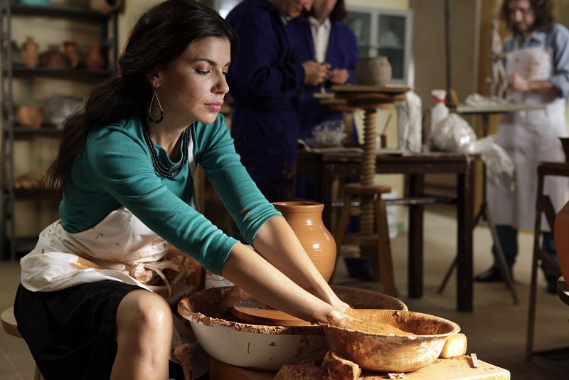 Inés está totalmente rehabilitada de su adicción a las drogas. De hecho, ha conseguido trabajo en un taller de cerámica, donde dará clases a chicos problemáticos.