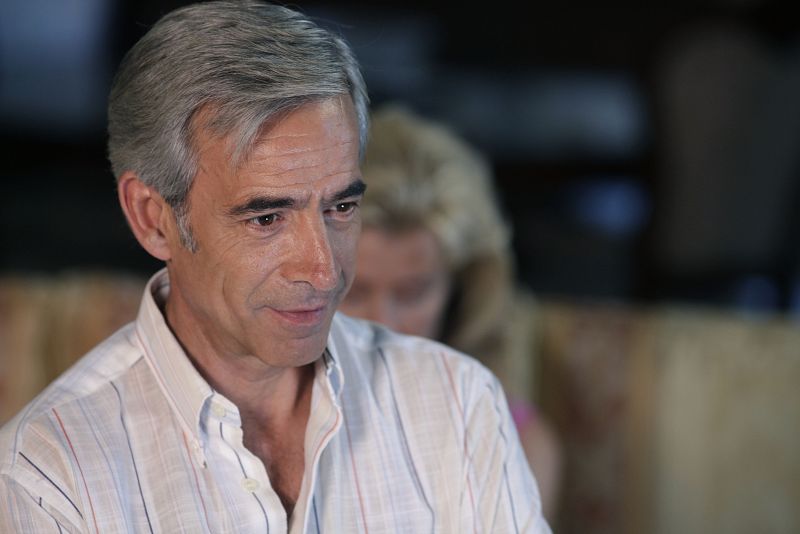 Ahora que está casi arruinado, Antonio ve con cierta admiración al "atracador educado", que le recuerda físicamente a su vecino Goyo.