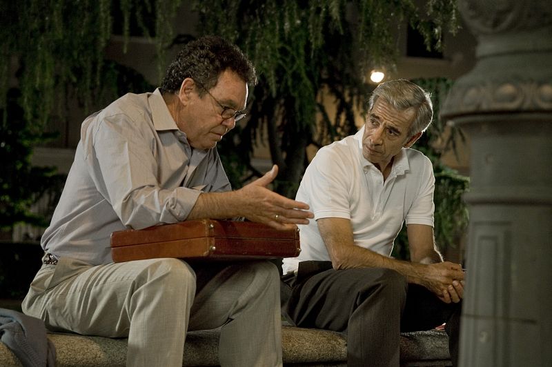 Antonio descubre que Goyo no es el atracador de bancos. Los 20 millones de pesetas eran los ahorros del notario, que está con ganas de dejar atrás su vida en Madrid y su relación con Pituca.