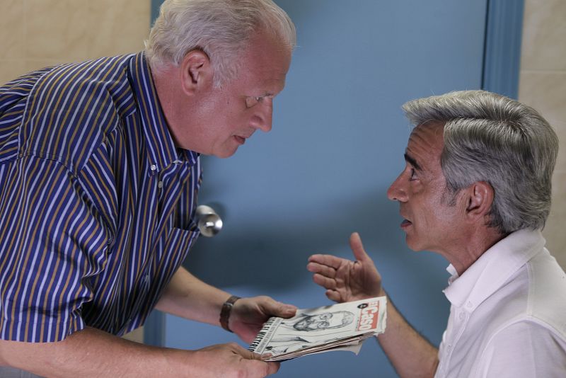 Goyo le deja a Antonio un maletín que contiene 20 millones de pesetas. Antonio no sabe que hacer, pero Miguel lo tiene claro: lo mejor es callarse y repartirse el dinero.