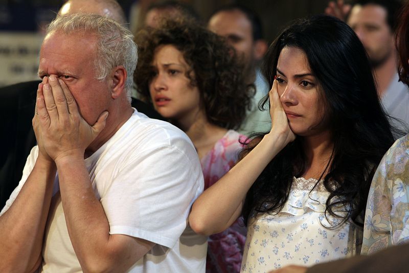 Un incendio arrasa la tienda de Desi y a punto está de destruir el edificio entero.